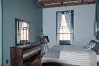 Charming 2-bedroom apartment in delightful Downtown Statesville with WiFi, AC.