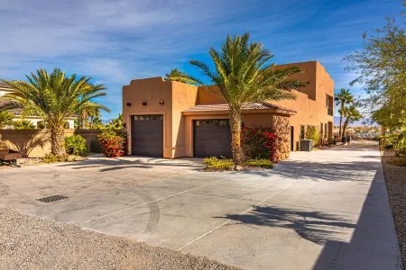 Beautiful Waterfront Villa with loading dock! Отели в г. Нидлс