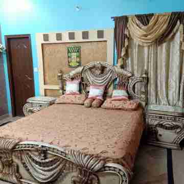 Affordable small family stay in Lahore Rooms