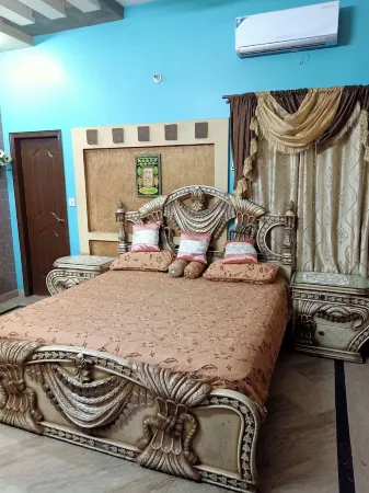 Affordable small family stay in Lahore Отели рядом с достопримечательностью «Самади оф Рейнджит Сингх»