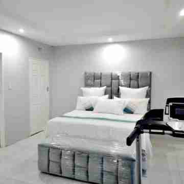 Luxurious modern home w/solar - 5 minutes from Westgate mall. Rooms