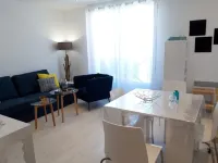 New duplex apartment, sea view with balcony in the center of town, private parking. 沙烏地阿拉伯拉永普拉日住宿飯店