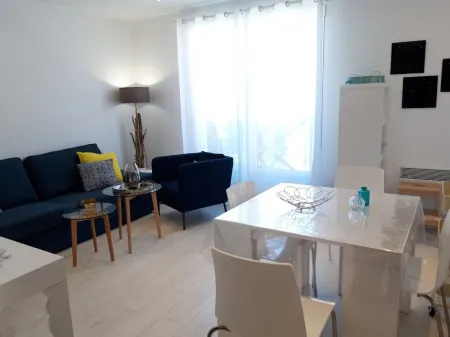 New duplex apartment, sea view with balcony in the center of town, private parking. Отели в г. Шателайон-Плаж