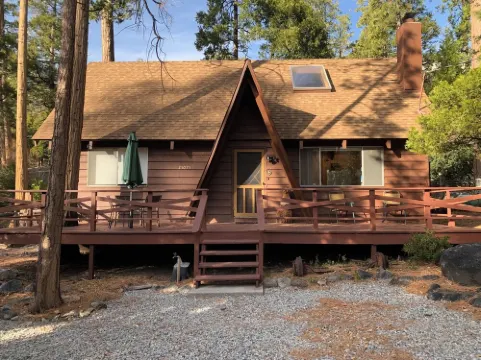Charming 3-bedroom cabin in Idyllwild-Pine Cove with WiFi