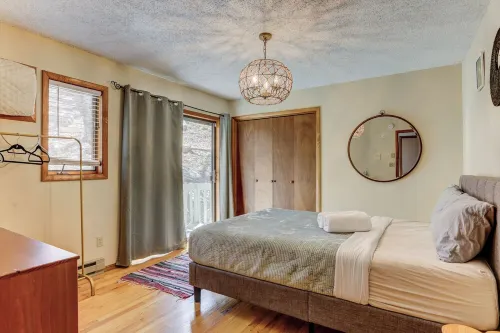 Spacious 5-bedroom house in Saw Creek estates with lots of room for fun