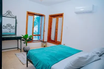 Modern 4 bedrooms Villa with private pool & garden In Tunis village Hotel a 