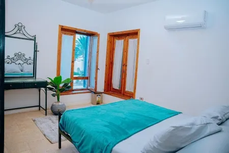 Modern 4 bedrooms Villa with private pool & garden In Tunis village Отели в г. Qaroun