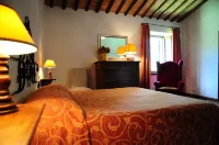 Farmhouse Apt. 2-4-6-8 persons with Pool and Park Hotels in Cetona