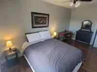 2 Bedroom Travelers Suite with Queen and Full Bed Hotels in Rock County