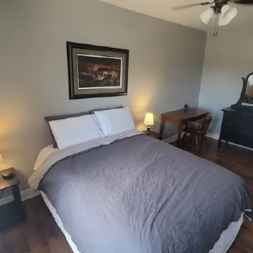 2 Bedroom Travelers Suite with Queen and Full Bed
