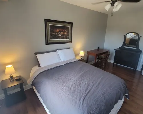 2 Bedroom Travelers Suite with Queen and Full Bed Hotels in Rock County
