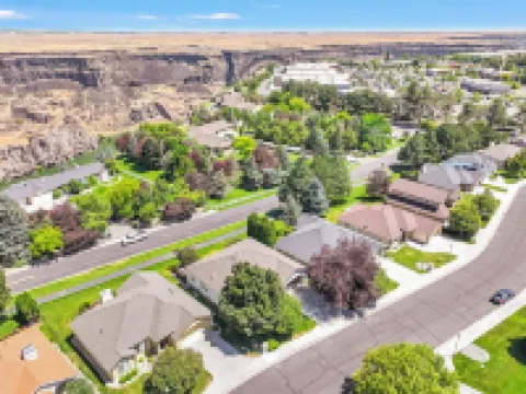 Luxury Home near Canyon; HOT TUB