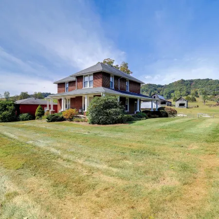 3 Mi to South Holston Lake: Home w/ Mtn Views