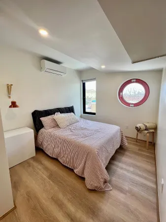 SUN FILLED 3-bedroom APARTMENT with WiFi, AC in ROCKAWAY BEACH Отели рядом с достопримечательностью «Заказник Джамайка Бэй»