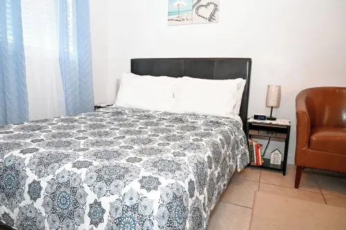 Stylish Island Stay| Private Patio + A/C + Wine