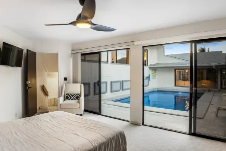 Poolside Paradise: with Double Bay View Rooms (Unit C) Отели в г. Кано