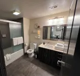 Luxury Modern Condo w/PS5, BOSE sound, UltraFast WiFi, Kingbed+Sofabed+65'' Tv's