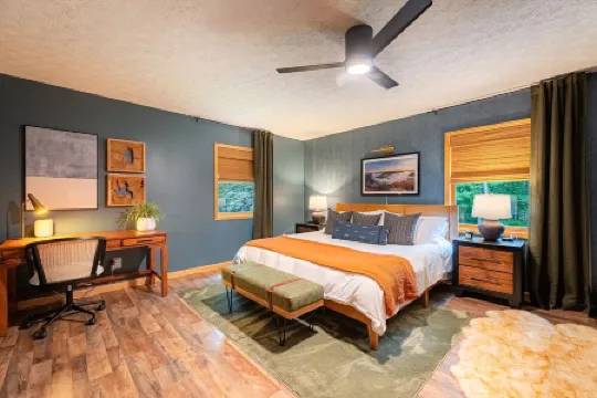 Twin Oaks Lodge: 4 Kings, Hot Tub, Sauna & EPIC Game Room