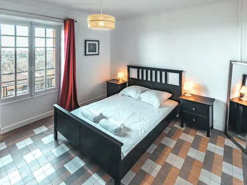 Crossing apartment, near Grasse center, rooms on courtyard, extra view