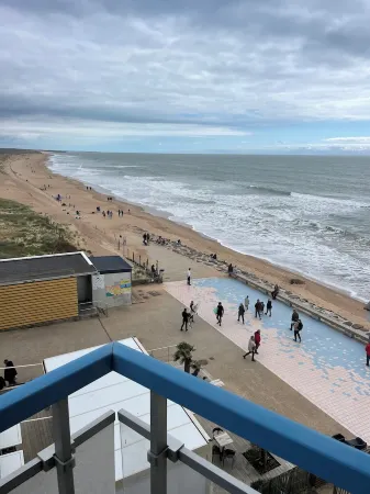 Cosy, waterfront apartment with sea view Отели в г. Сен-Жиль-Круа-де-Ви