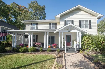 Charm& Chic in DT Lake Geneva Flexible Home Rental Отели рядом с достопримечательностью «Galena Garlic Company»