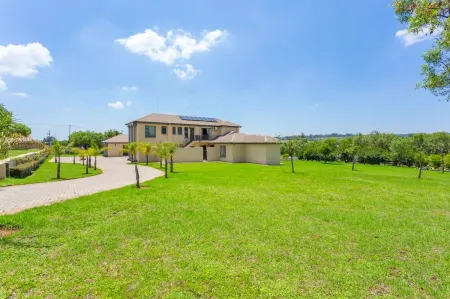 An amazing serene luxury villa in the hussle and buzzle of Gauteng. Отели рядом с достопримечательностью «Dainfern»