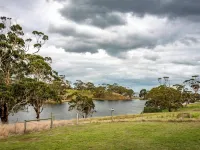 Waterfront Luxury Farm Studio situated on the Gippsland Lakes, Victoria. Hotels in Forge Creek