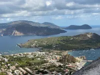THE BLACK SANDS is a 2-room apartment in the middle of the 2 beaches of Vulcano