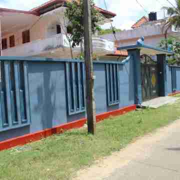Jaffna Travel & Guest Inn: 2 AC Bedroom first floor AC house with free parking Hotel Exterior