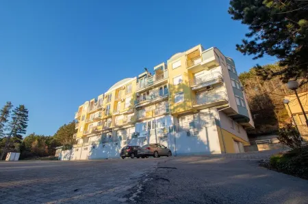 Cozy Lake View Apartment Отели в г. Свети Стефан