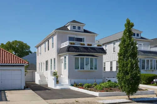 Cozy 3 bedroom home by the beach with designated work space