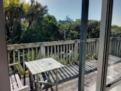 Two minutes from famous Raglan surf beaches. Access to bush track. Dogs welcome.