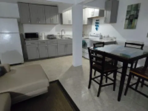Charming 2- Bedroom Apartment with AC, WiFi in St Thomas' East End