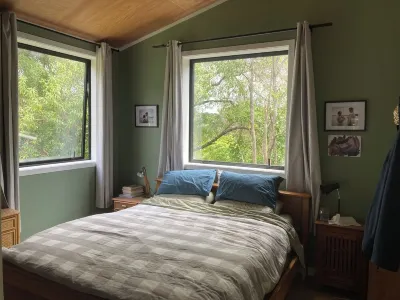 New build 3 bedroom house with sleep out and fresh eggs on Waiheke Island Hotels in Ostend