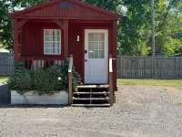 Cheerful cabin with KING bed and WiFi, AC in charming Plainview Hotels in Plainview