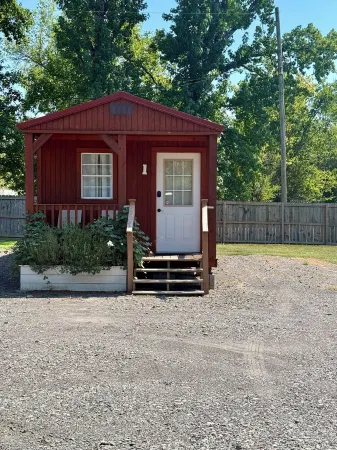 Cheerful cabin with KING bed and WiFi, AC in charming Plainview