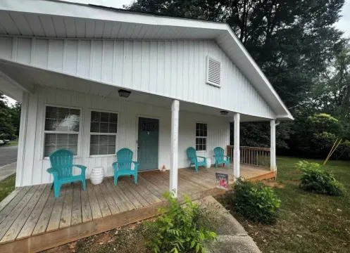 Cozy, Quiet & Private 3 BR Home! 15 Min to CLT Airport! 貝爾蒙特酒店