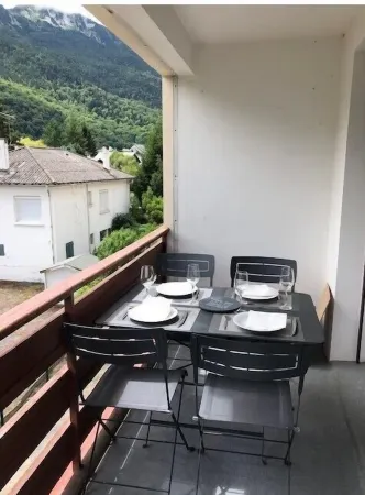 Cocon Pyrénéen Luxury Apartment with Terrace, Parking, Bike and Ski Room