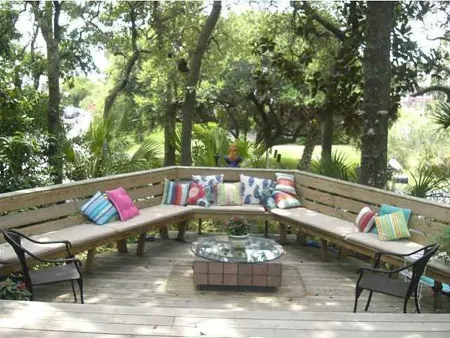 Romantic, cozy cottage nestled amongst live oaks & palms, a block from beach.