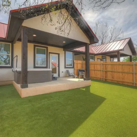 Modern Casita with Hot Tub Six Minutes from Main Street