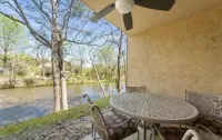 Cozy 2-bed/2bath riverfront condo in amazing Townsend with WiFi, AC