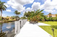 Complete Tropical Staycation,Heated Pool, Pool Table, 5 Bedrooms, 9 Beds, 4 Bath