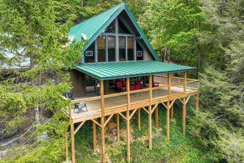 Robbinsville Vacation Rental w/ Covered Balcony - Wifi