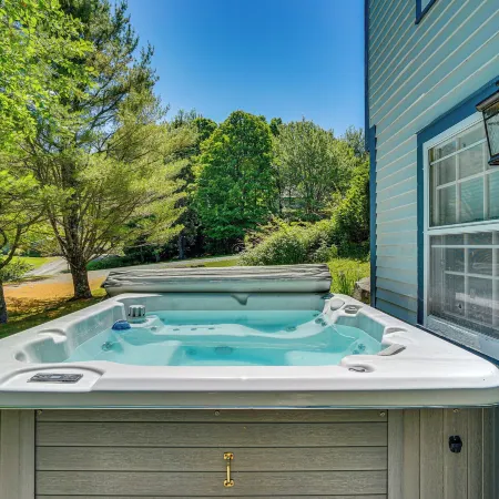 Chic Dover Home w/ Hot Tub: 1 Mi to Golf!
