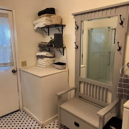Stay on the farm - 1 bedroom cottage with deck outside of Davis
