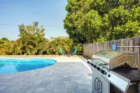 Florida Gem Saltwater Pool by Beaches and Kayaking! - Pools