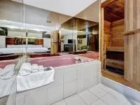 Deluxe Inn Hotels near Kipling Go Station