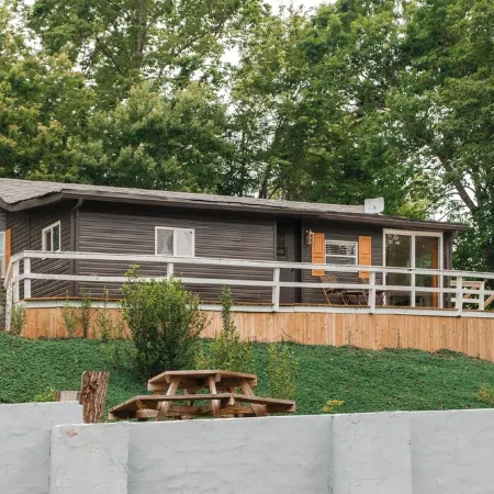 Mountain views, minutes to town, pool opens by May 1!