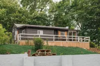 Mountain views, minutes to town, pool opens by May 1!