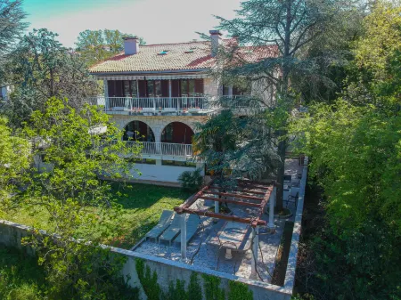 Lina Отели в г. Њивице